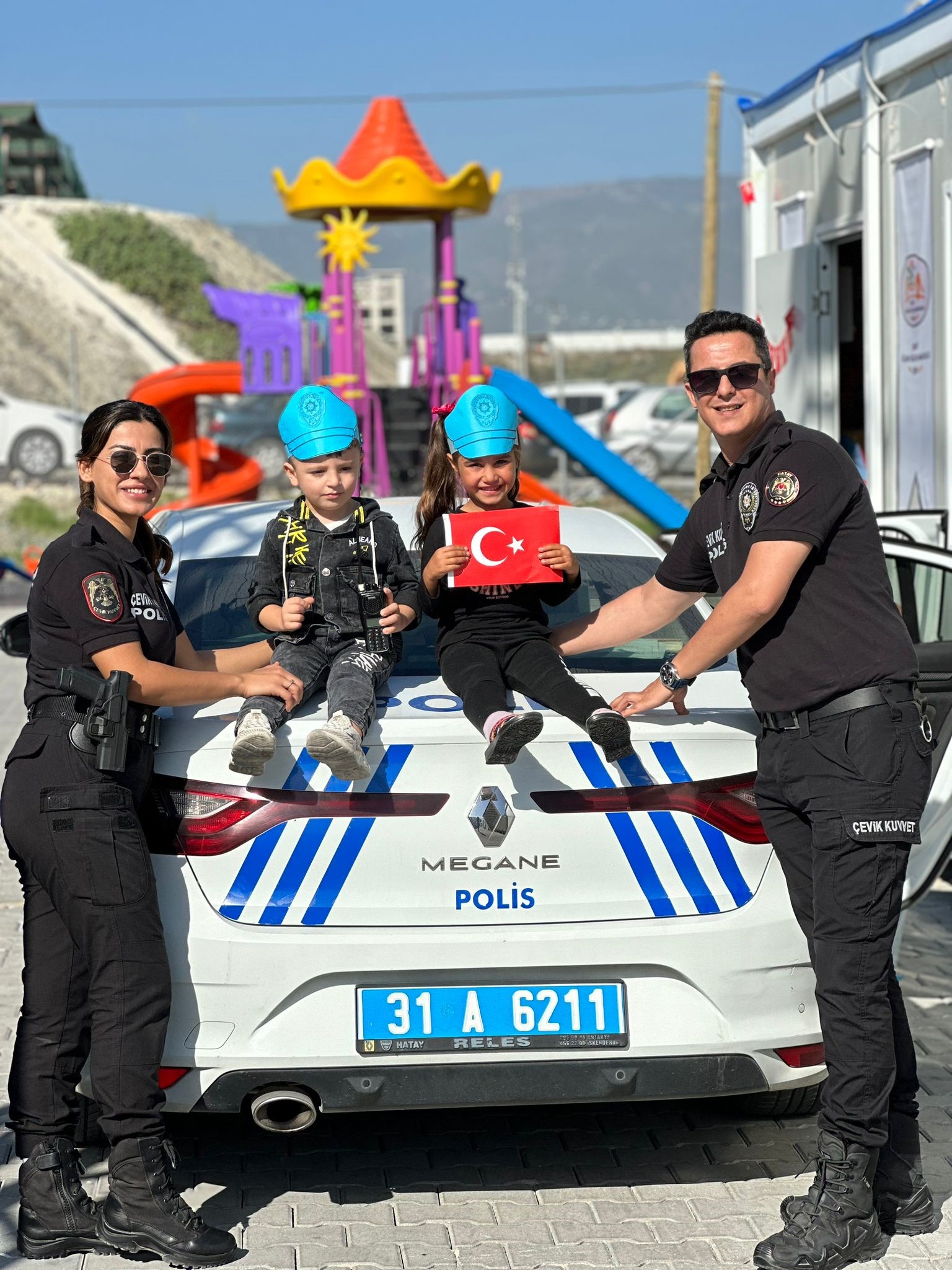 Hatay Emniyet Müdürlüğü ekipleri, Kocaeli Konteyner Kenti'nde faaliyet gösteren Şehit Gülşah Güler Konteyner Anaokulu'ndaki minik öğrencilerle duygusal bir buluşma gerçekleştirdi.