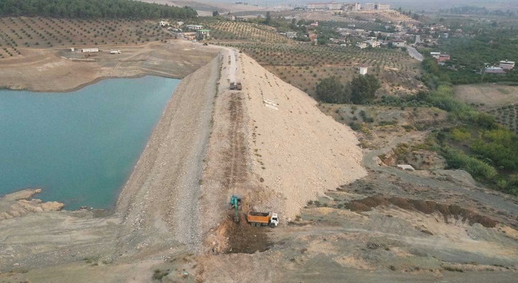 DSİ 6. Bölge Müdürlüğü, Hatay'da meydana gelen büyük depremlerin neden olduğu hasarları gidermek amacıyla Kırıkhan'da bulunan Kurtlusoğuksu Göleti'nde onarım çalışmalarına başladı. 