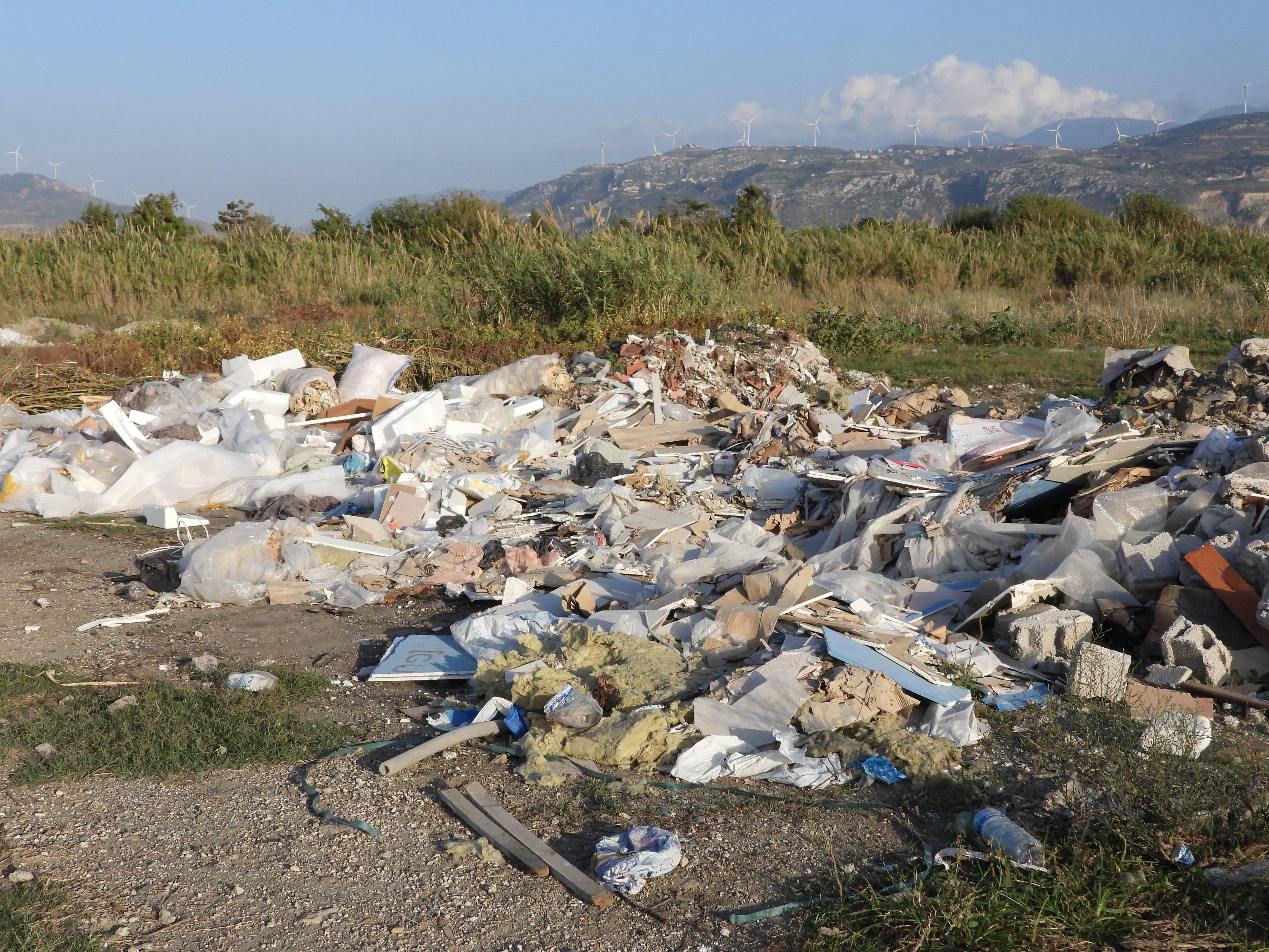 Hatay'ın Samandağ ilçesinde bulunan Milleyha Sulak Alanı, nadir görülen kuş türlerine ev sahipliği yaparken, bu doğal yaşam alanı moloz ve çöp yığınlarıyla tehdit altında.