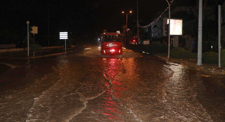 Hatay Büyükşehir Belediye Başkanı Lütfü Savaş, İskenderun'da yaşanan sağanak yağmur ve fırtına ile meydana gelen deniz taşması nedeniyle ilçede incelemelerde bulundu.