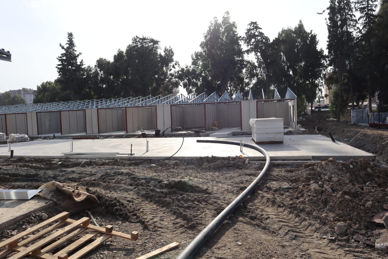 Hatay Valiliği, Maraş merkezli depremlerin olumsuz etkileriyle başa çıkmak amacıyla Armutlu Mahallesi'nde bir yeniden yapılanma projesine öncülük ediyor. 