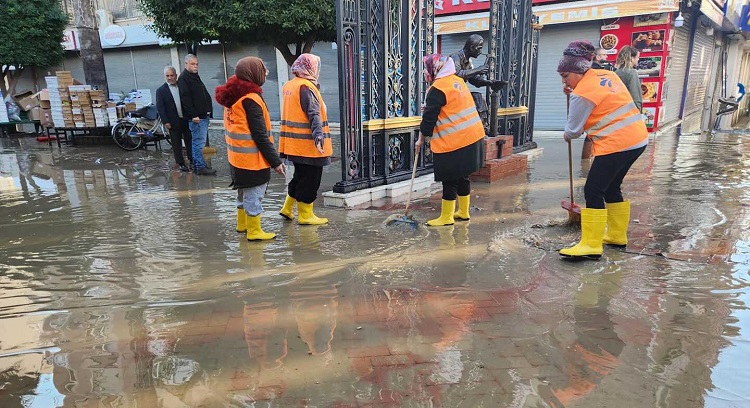 İskenderun Belediyesi Temizlik İşleri Müdürlüğü, şiddetli lodos etkisi ile yaşanan su baskınlarından olumsuz etkilenen bölgelerde esnafa işyerlerinin temizlemesine yardımcı oldu. 