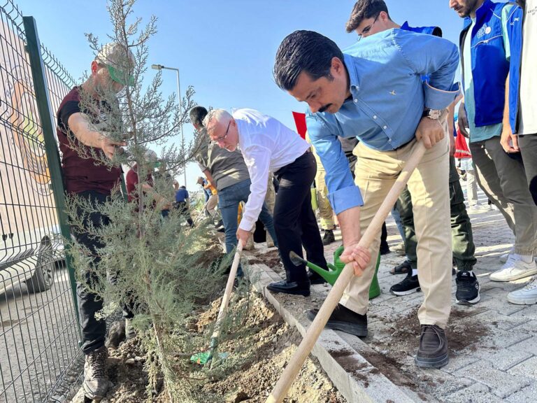 Cumhuriyetimizin 100. yılını gurur ve coşkuyla kutlama adına, İskenderun'da "Geleceğe Nefes, Cumhuriyete Nefes" sloganıyla özel bir fidan dikimi etkinliği gerçekleştirildi. 