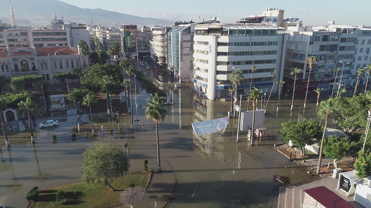 Hatay'ın İskenderun ilçesinde önceki gün etkili olan kuvvetli rüzgar ve sağanak yağışın ardından deniz suyunun taşması sonucu ev ve iş yerlerinde su baskını yaşandı.