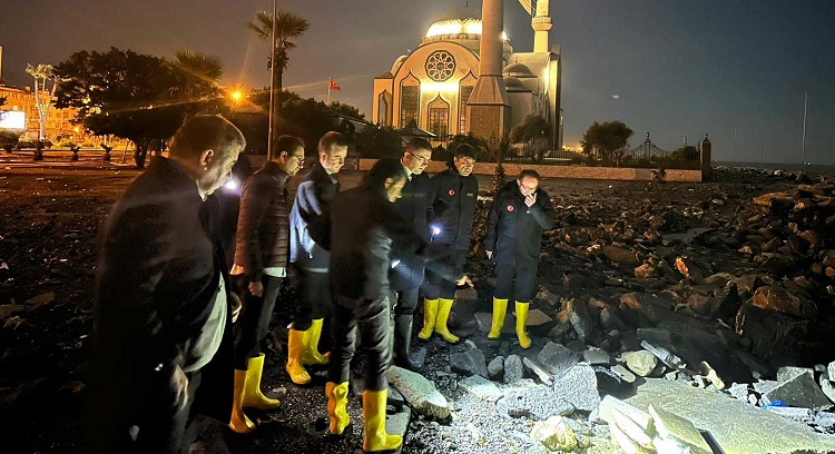 Hatay'ın İskenderun ilçesinde aşırı yağışlar ve deniz taşması sonucu su baskınları meydana geldi. 