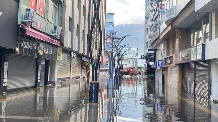 İskenderun'da sağanak ve kuvvetli rüzgar nedeniyle denizin taşması sonucu birçok işyeri bugün kepenk açmadı.