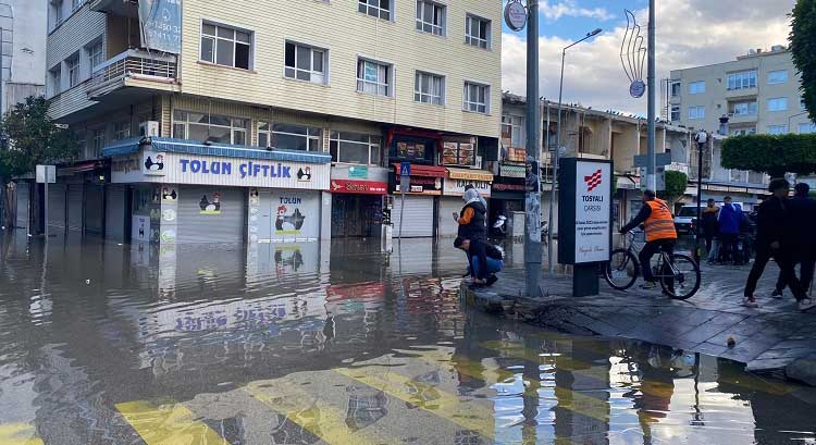 İskenderun'da sağanak ve kuvvetli rüzgar nedeniyle denizin taşması sonucu birçok işyeri bugün kepenk açmadı.