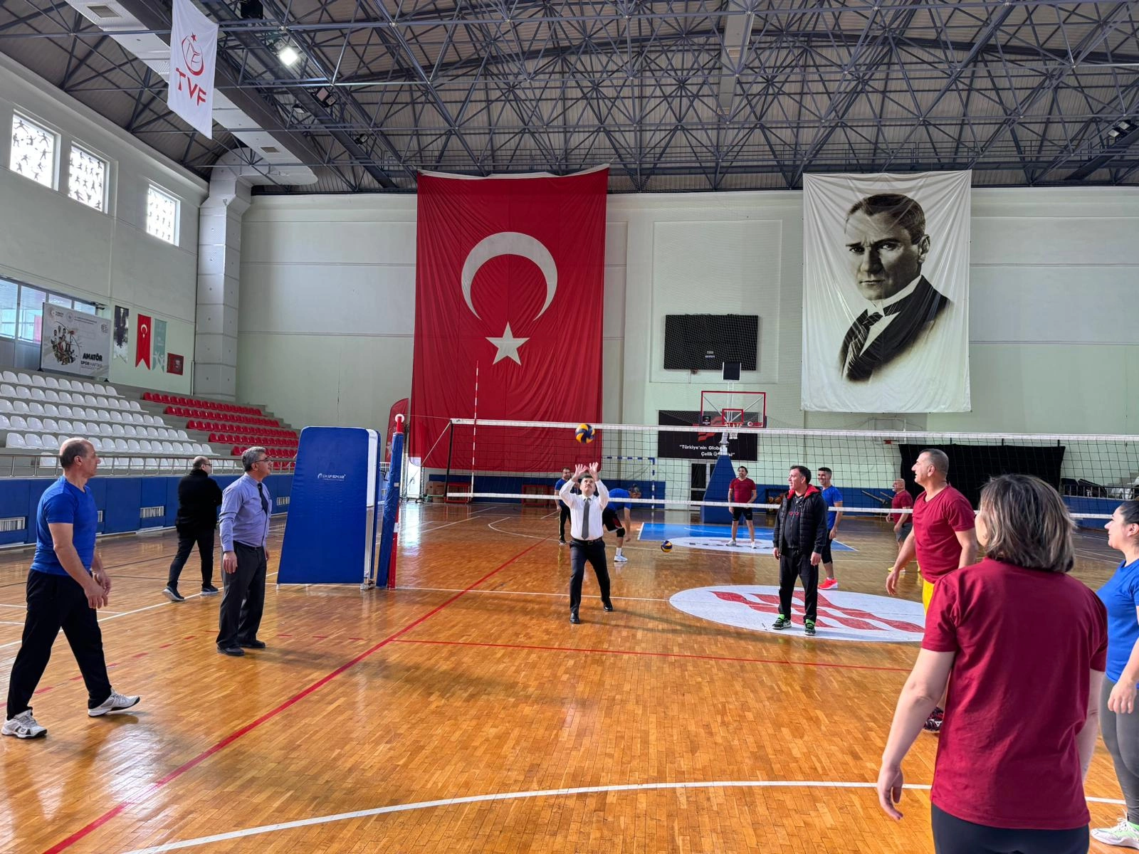 İskenderun'da düzenlenen 'Geleneksel Öğretmenler Günü Spor Etkinlikleri', eğitimcileri İlçe Spor Salonu'nda bir araya getirdi. 