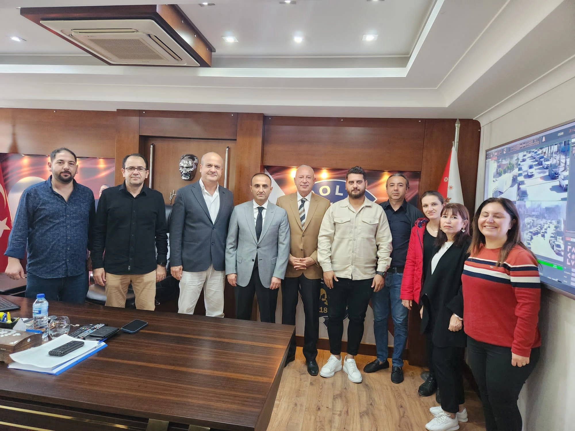 İskenderun Eczane Teknisyenleri Derneği yönetim kurulu üyeleri, Akdeniz Eczane Teknisyenleri Federasyonu Başkanı Cemal Çelik ile birlikte İlçe Emniyet Müdürü Nevzat Güneş'i makamında ağırladı.