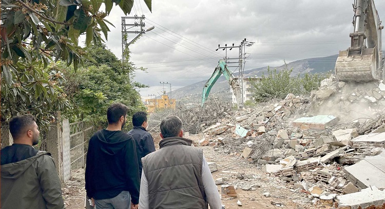 İskenderun Kaymakamı Murat Sefa Demiryürek, depremden etkilenen bölgelerdeki yıkım ve enkaz kaldırma çalışmalarını inceledi. 