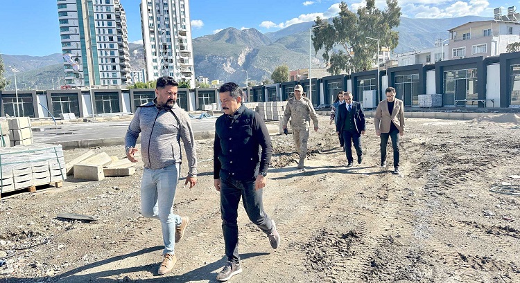 İskenderun Kaymakamı Murat Sefa Demiryürek, depremden etkilenen bölgelerdeki yıkım ve enkaz kaldırma çalışmalarını inceledi. 