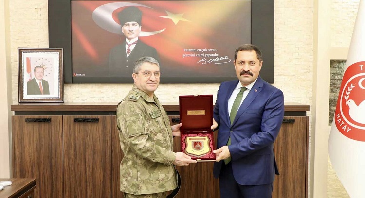 Türk Kara Kuvvetleri Komutanı Orgeneral Selçuk Bayraktaroğlu, beraberindeki askeri yetkililerle birlikte Hatay Valisi Mustafa Masatlı'yı ziyaret etti. 