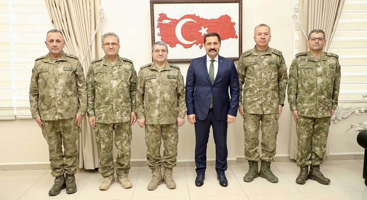 Türk Kara Kuvvetleri Komutanı Orgeneral Selçuk Bayraktaroğlu, beraberindeki askeri yetkililerle birlikte Hatay Valisi Mustafa Masatlı'yı ziyaret etti. 