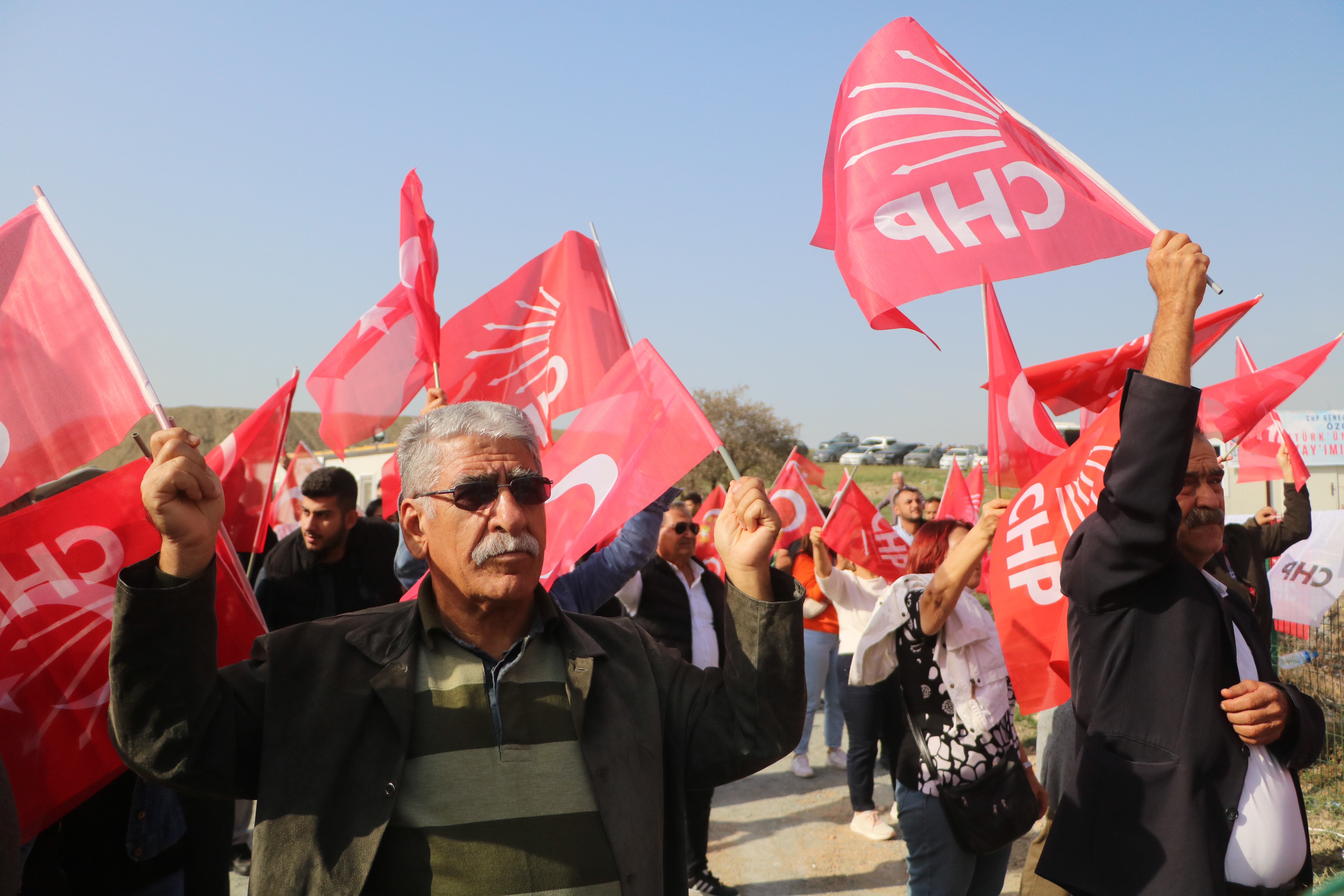 Cumhuriyet Halk Partisi Genel Başkanı Özgür Özel, Hatay'a gerçekleştirdiği ziyarette, Hatay'ı şahsi bir mesele olarak kabul ettiğini açıkladı. 