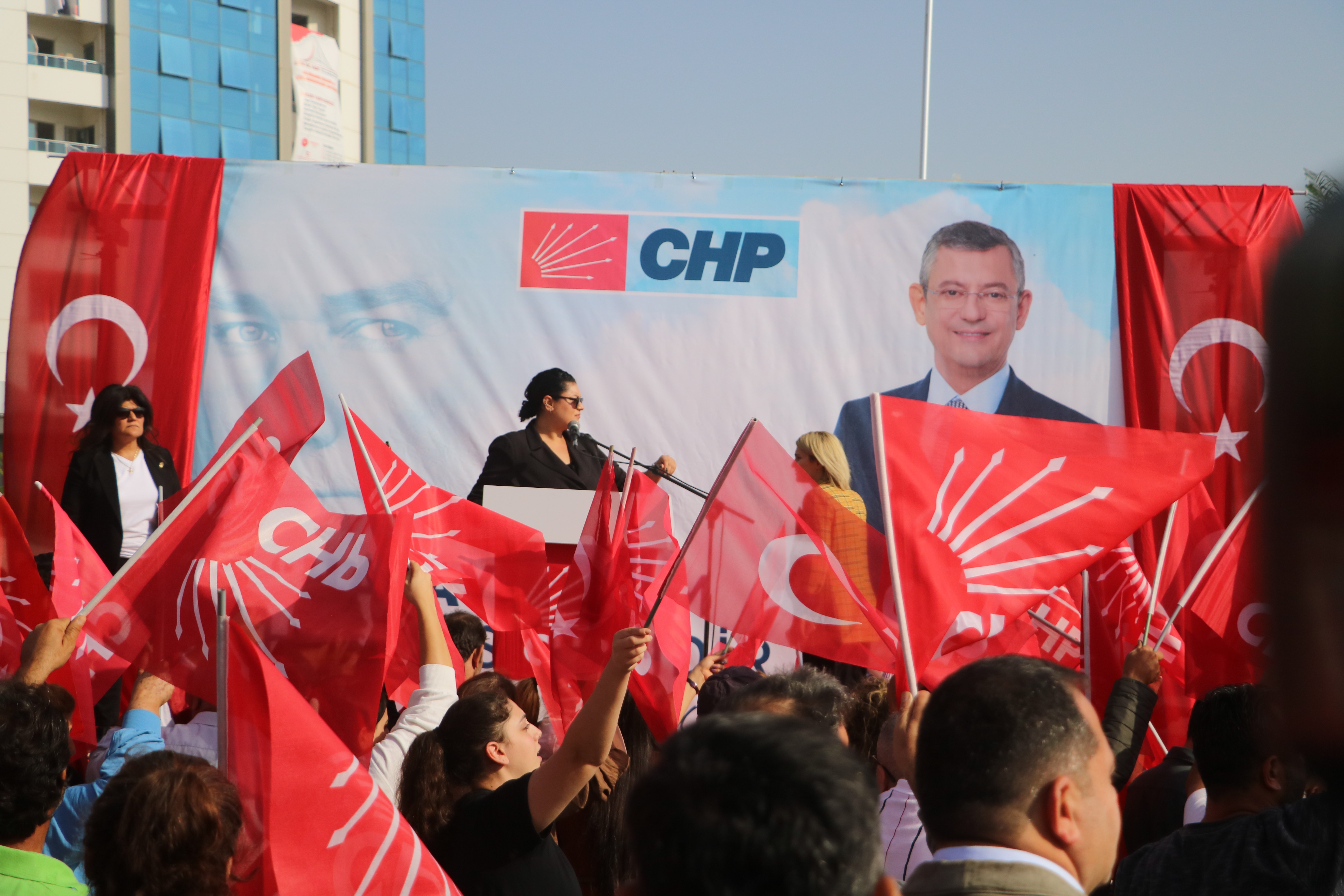 Cumhuriyet Halk Partisi Genel Başkanı Özgür Özel, Hatay'a gerçekleştirdiği ziyarette, Hatay'ı şahsi bir mesele olarak kabul ettiğini açıkladı. 