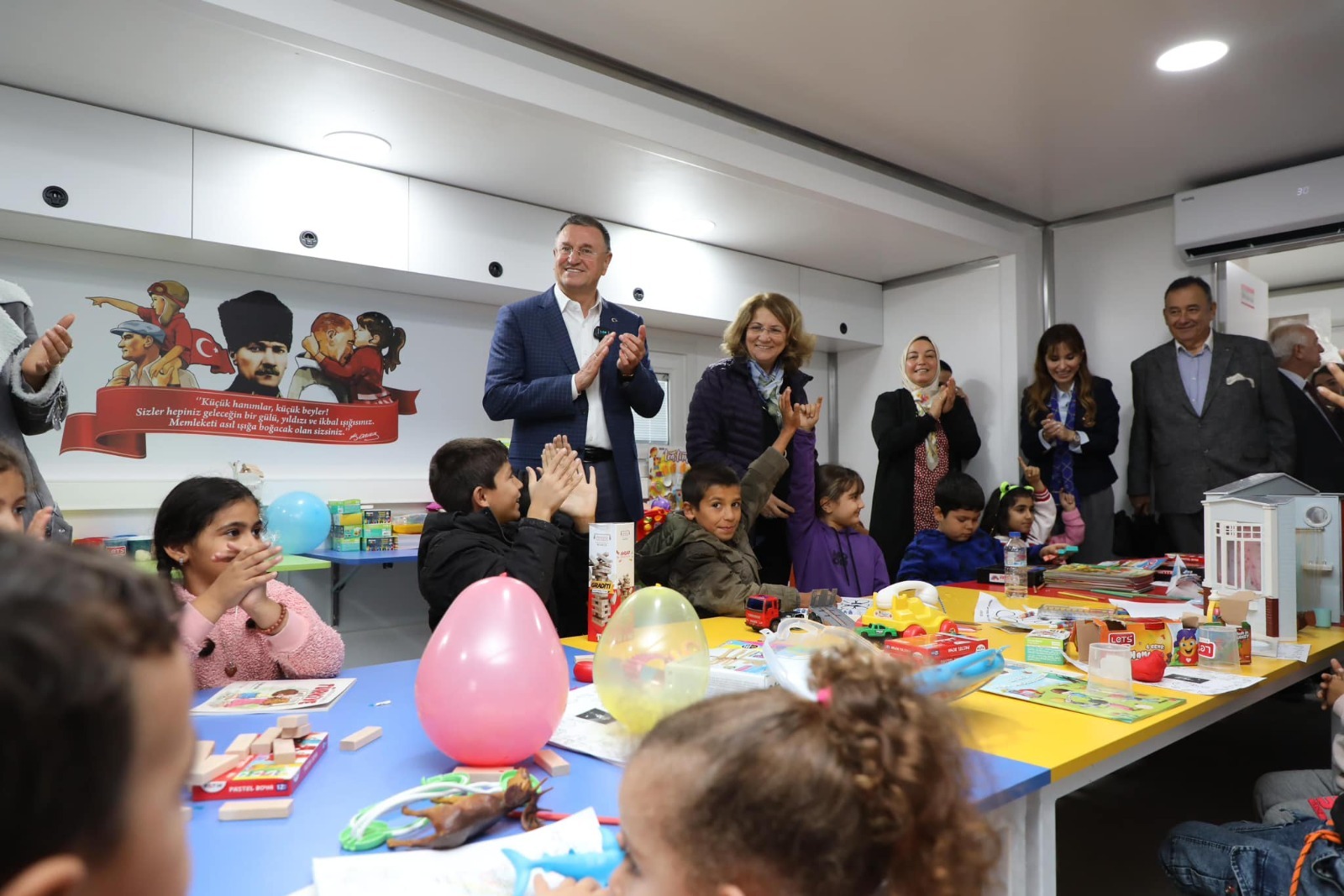 Hatay'da 6 Şubat'ta meydana gelen depremin ardından yaraları sarmaya çalışan Rotary Kulübü, Hatay Büyükşehir Belediyesine mobil anaokulu hibe etti.