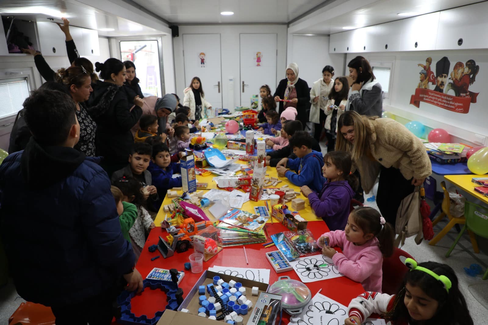 Hatay'da 6 Şubat'ta meydana gelen depremin ardından yaraları sarmaya çalışan Rotary Kulübü, Hatay Büyükşehir Belediyesine mobil anaokulu hibe etti.