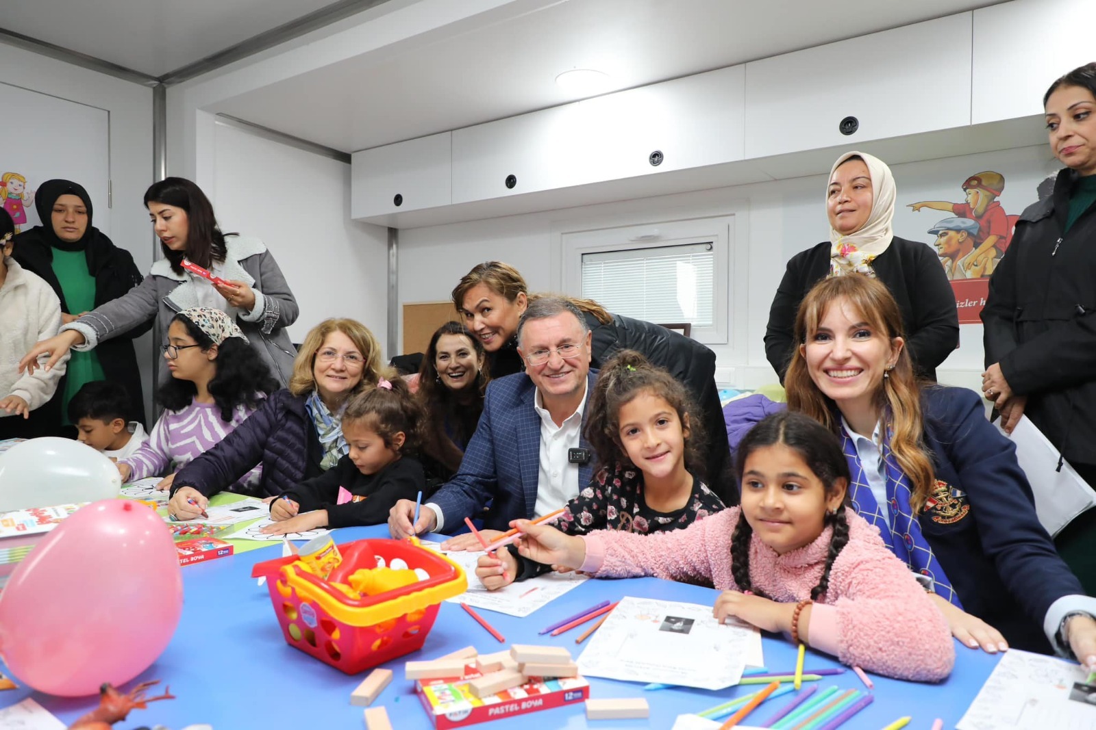 Hatay'da 6 Şubat'ta meydana gelen depremin ardından yaraları sarmaya çalışan Rotary Kulübü, Hatay Büyükşehir Belediyesine mobil anaokulu hibe etti.