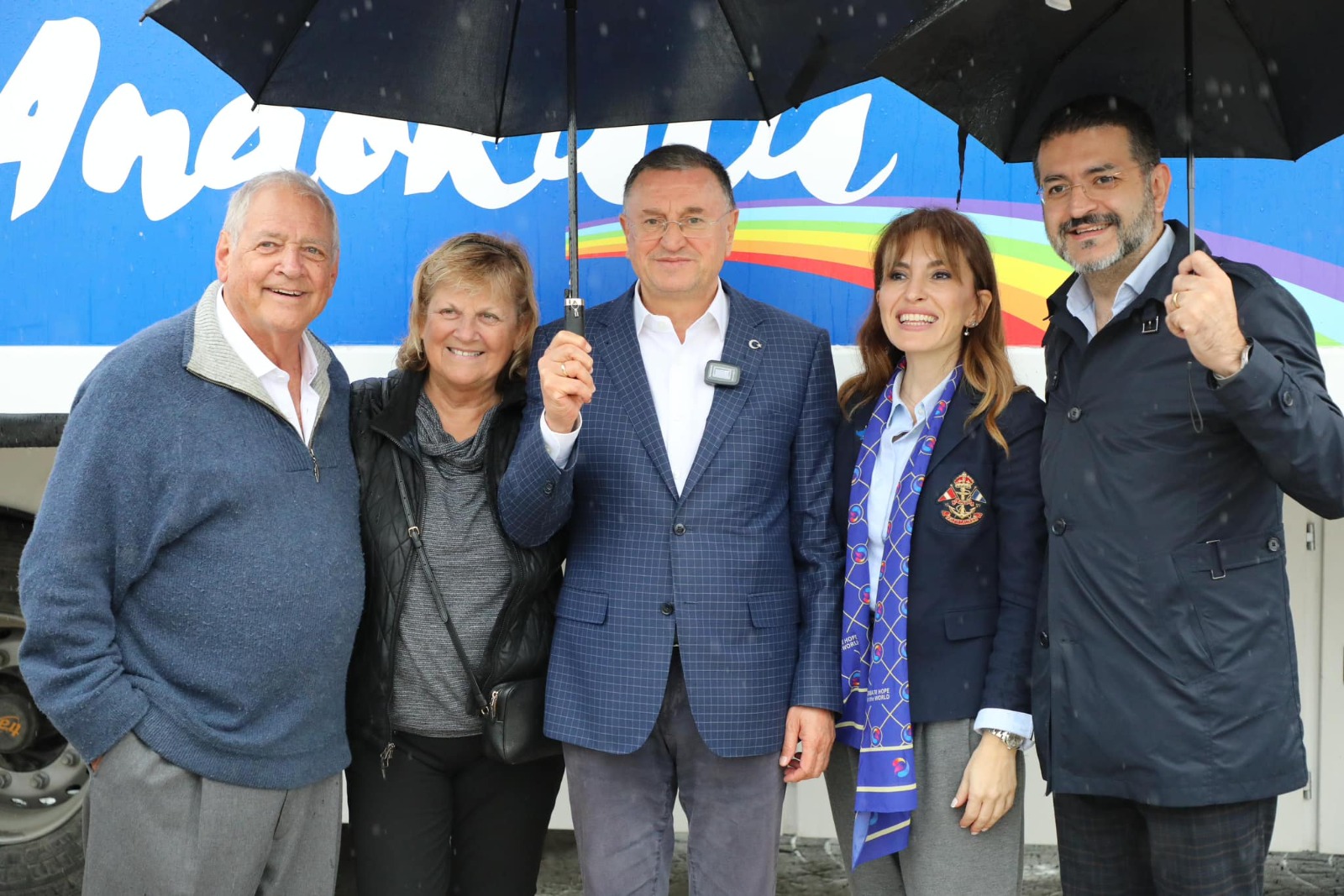 Hatay'da 6 Şubat'ta meydana gelen depremin ardından yaraları sarmaya çalışan Rotary Kulübü, Hatay Büyükşehir Belediyesine mobil anaokulu hibe etti.