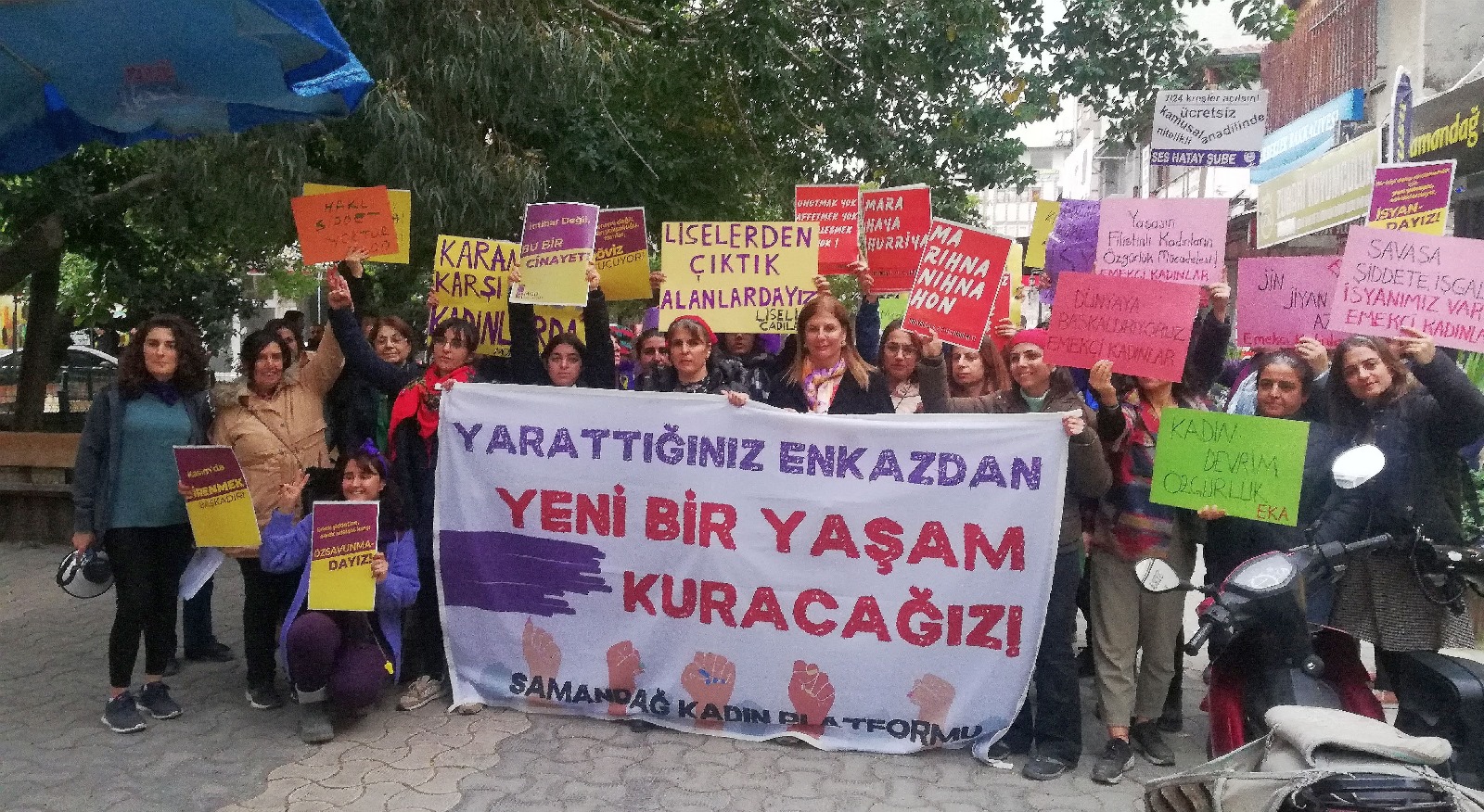 Samandağ Kadın Platformu, 25 Kasım Kadına Yönelik Şiddetle Uluslararası Mücadele Günü'nde basın açıklaması düzenledi.