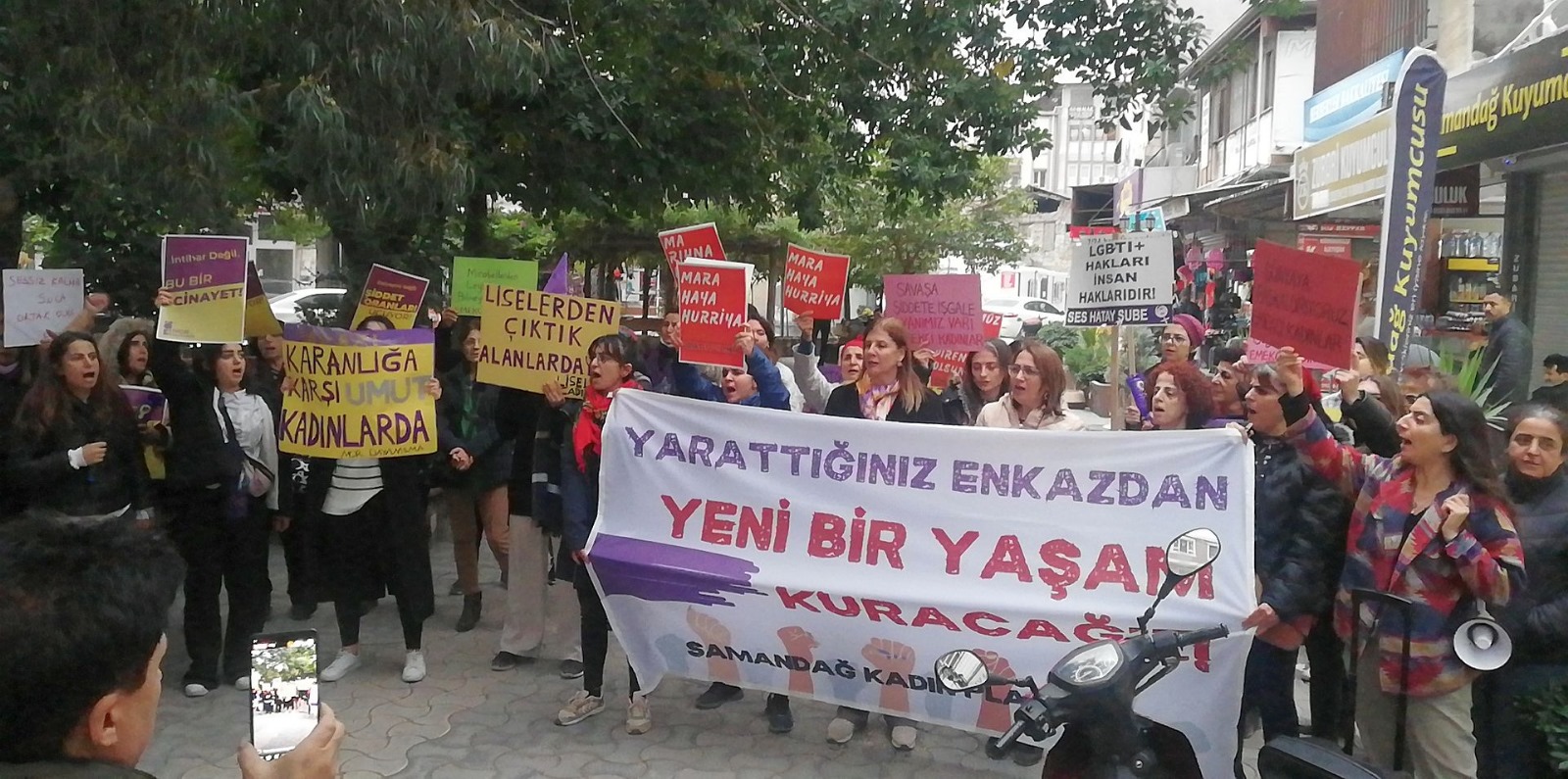 Samandağ Kadın Platformu, 25 Kasım Kadına Yönelik Şiddetle Uluslararası Mücadele Günü'nde basın açıklaması düzenledi.