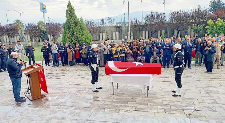 Dörtyol'da mesai sonrası evine dönerken geçirdiği trafik kazasında hayatını kaybeden 22 yıllık polis memuru Veli Bülbül, düzenlenen duygusal bir törenle memleketi Osmaniye'ye uğurlandı