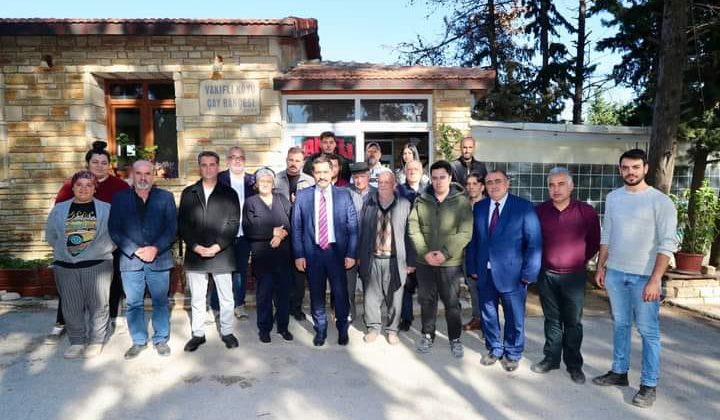 Sosyal medyada Arapça videolarıyla geniş bir takipçi kitlesine ulaşan fenomen Meriç Gültekin, Hatay Valisi Mustafa Masatlı'nın Vakıflı köyündeki Samandağı protokolü toplantısına katıldı. 