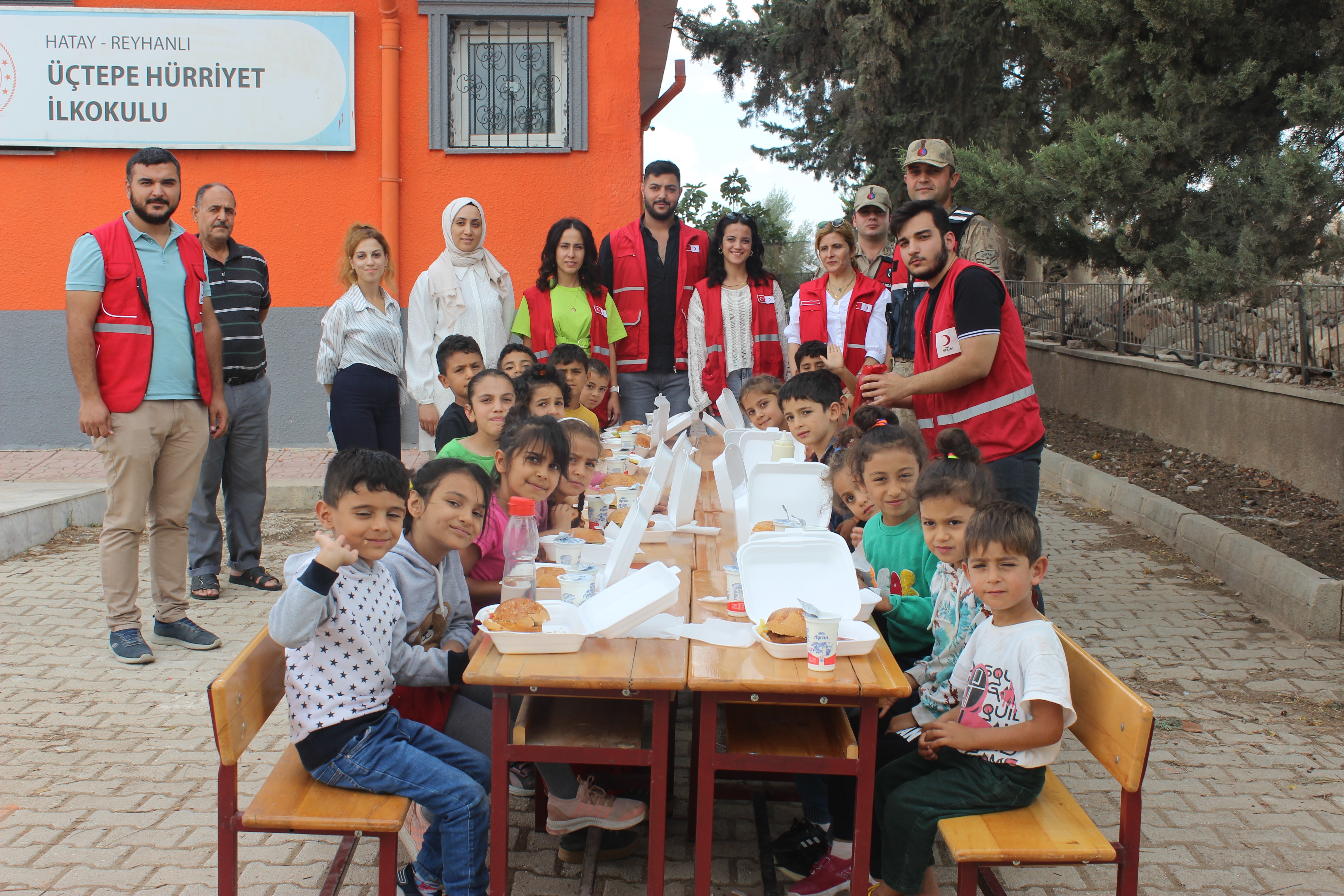 Hatay'da depremin vurduğu bölgede, Türk Kızılayı ve jandarma iş birliğiyle öğrencilere özel bir etkinlik düzenlendi. 