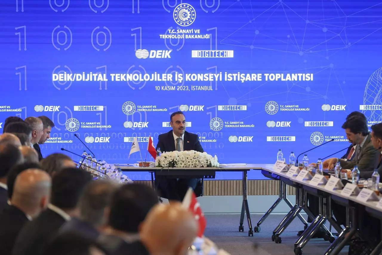 Mehmet Fatih Kacır, Türkiye'deki 101 teknoparkta faaliyet gösteren 9,800'den fazla teknoloji girişiminin 100,000'den fazla istihdam sağladığını ve ihracat rakamının 10 milyar dolara ulaştığını duyurdu
