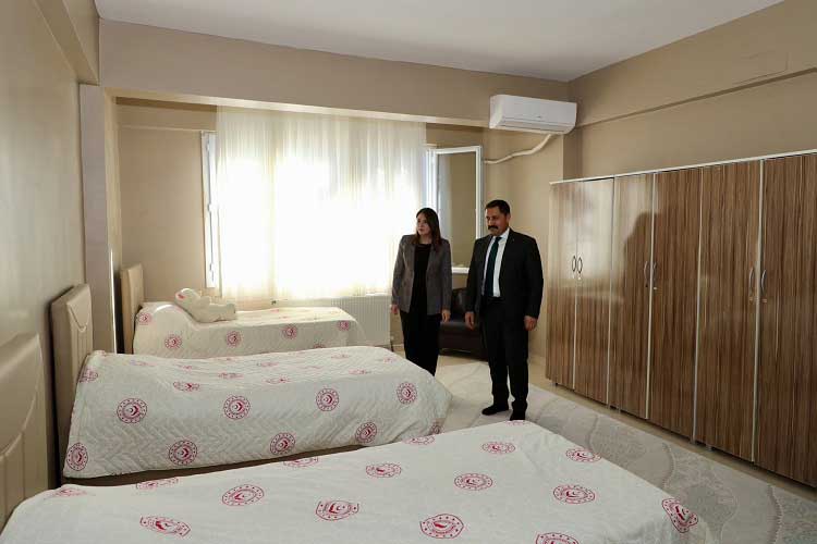Hatay Valisi Mustafa Masatlı ve eşi Esra Masatlı, 20 Kasım Dünya Çocuk Hakları Günü kapsamında Antakya Çocuk Evleri Sitesi Müdürlüğü'nü ziyaret etti.