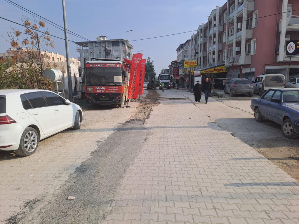 Antakya Belediyesi Fen İşleri Müdürlüğü ekipleri, kent genelinde yol onarım, yenileme, iyileştirme, asfalt serme ve parke döşeme çalışmalarını aralıksız sürdürüyor.