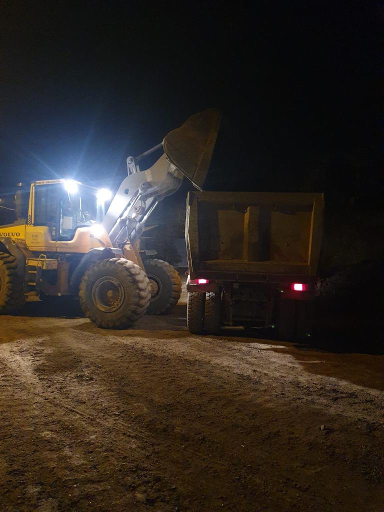 Antakya Belediyesi Fen İşleri Müdürlüğü ekipleri, kent genelinde yol onarım, yenileme, iyileştirme, asfalt serme ve parke döşeme çalışmalarını aralıksız sürdürüyor.