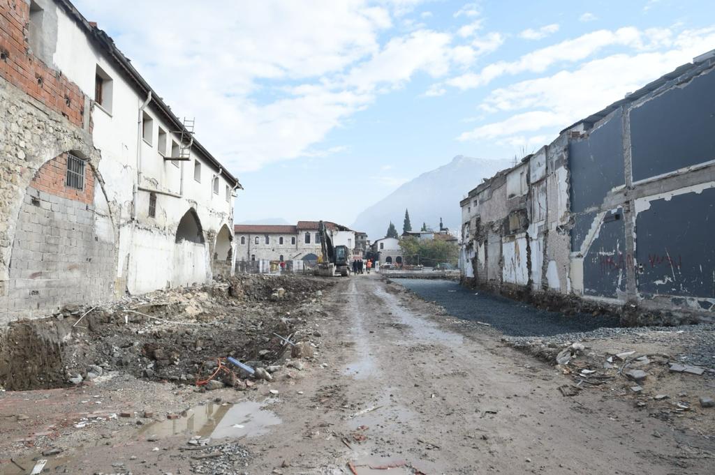 Antakya Belediye Başkanı İzzettin Yılmaz, ziyaret ettiği Antakya Uzun Çarşı esnafı ile el ele vererek çarşıyı kalkındıracaklarını belirtti.