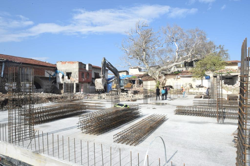 Antakya Belediye Başkanı İzzettin Yılmaz, ziyaret ettiği Antakya Uzun Çarşı esnafı ile el ele vererek çarşıyı kalkındıracaklarını belirtti.