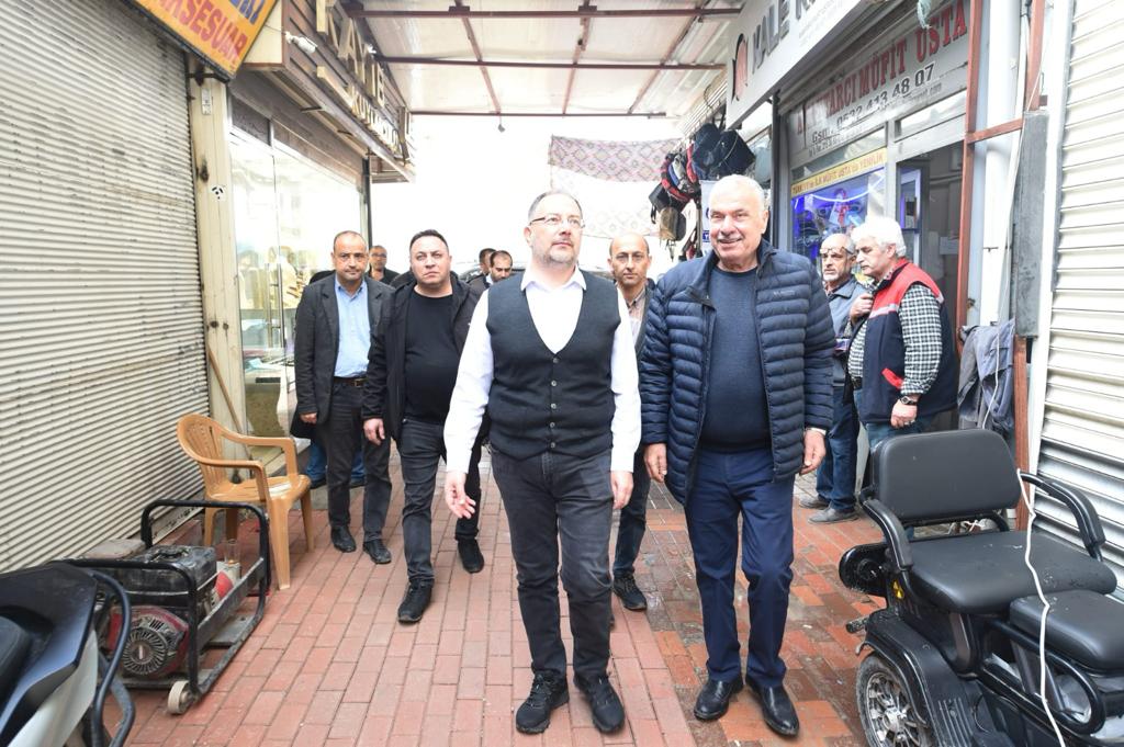 Antakya Belediye Başkanı İzzettin Yılmaz, ziyaret ettiği Antakya Uzun Çarşı esnafı ile el ele vererek çarşıyı kalkındıracaklarını belirtti.