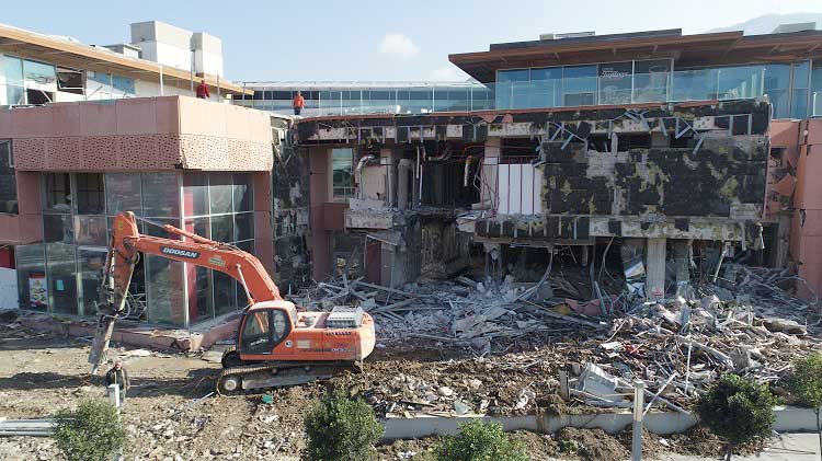 Kahramanmaraş merkezli depremlerde ağır hasar alan Antakya'daki Palladium Alışveriş Merkezinin kontrollü yıkım çalışması başladı.
