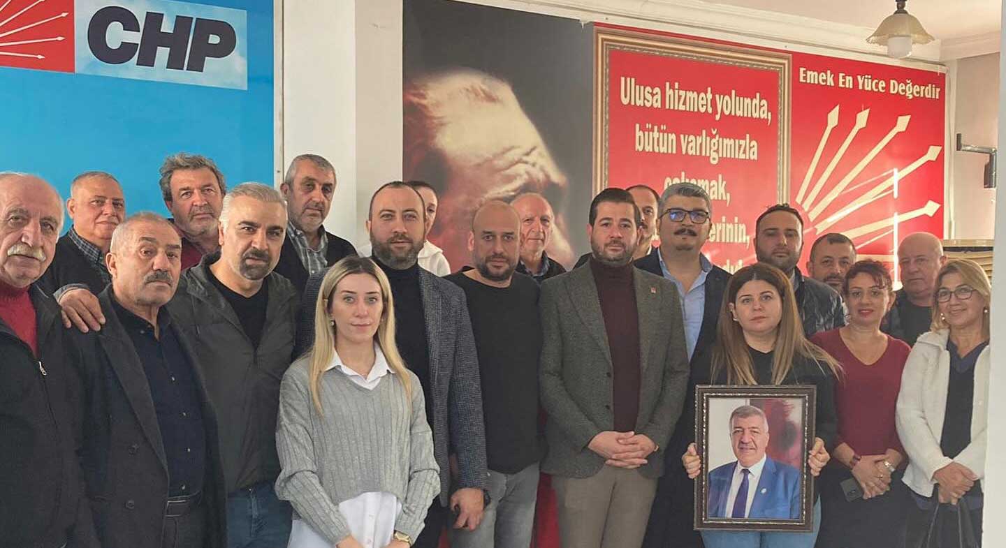 Cumhuriyet Halk Partisi (CHP) İskenderun İlçe Yönetim Kurulu, geçtiğimiz günlerde vefat eden İlçe Başkanı Yusuf Mansuroğlu’nun yerine Hüseyin Derin’i oy birliği ile yeni başkan olarak seçti.