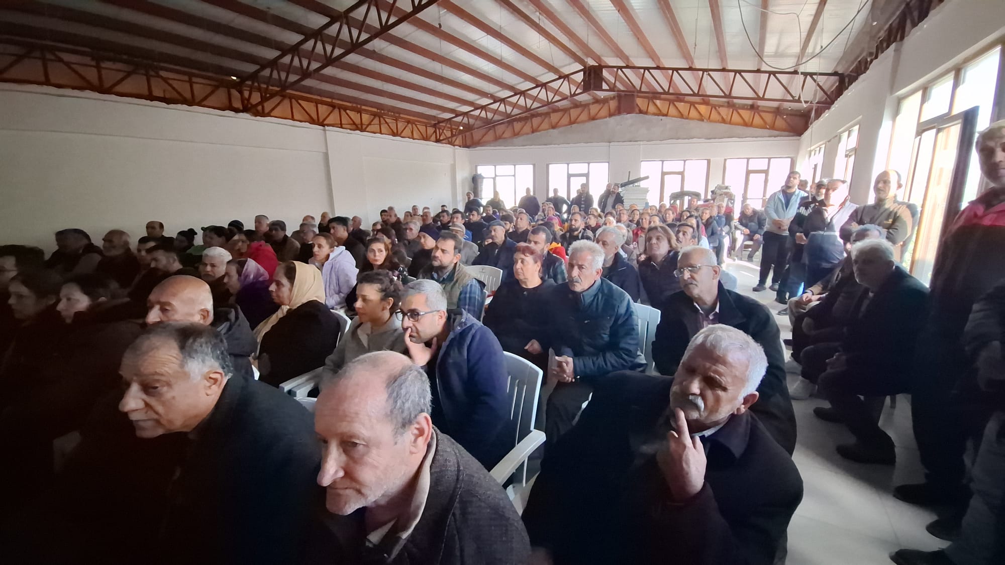 Yaklaşan 31 Mart yerel seçimlerine sayılı günler kala, Defne ilçesinde Türkiye Komünist Partisi (TKP) Belediye Başkan adayı olarak gösterilen Hizam Hasırcı, mahalle halkıyla bir araya geldi. 