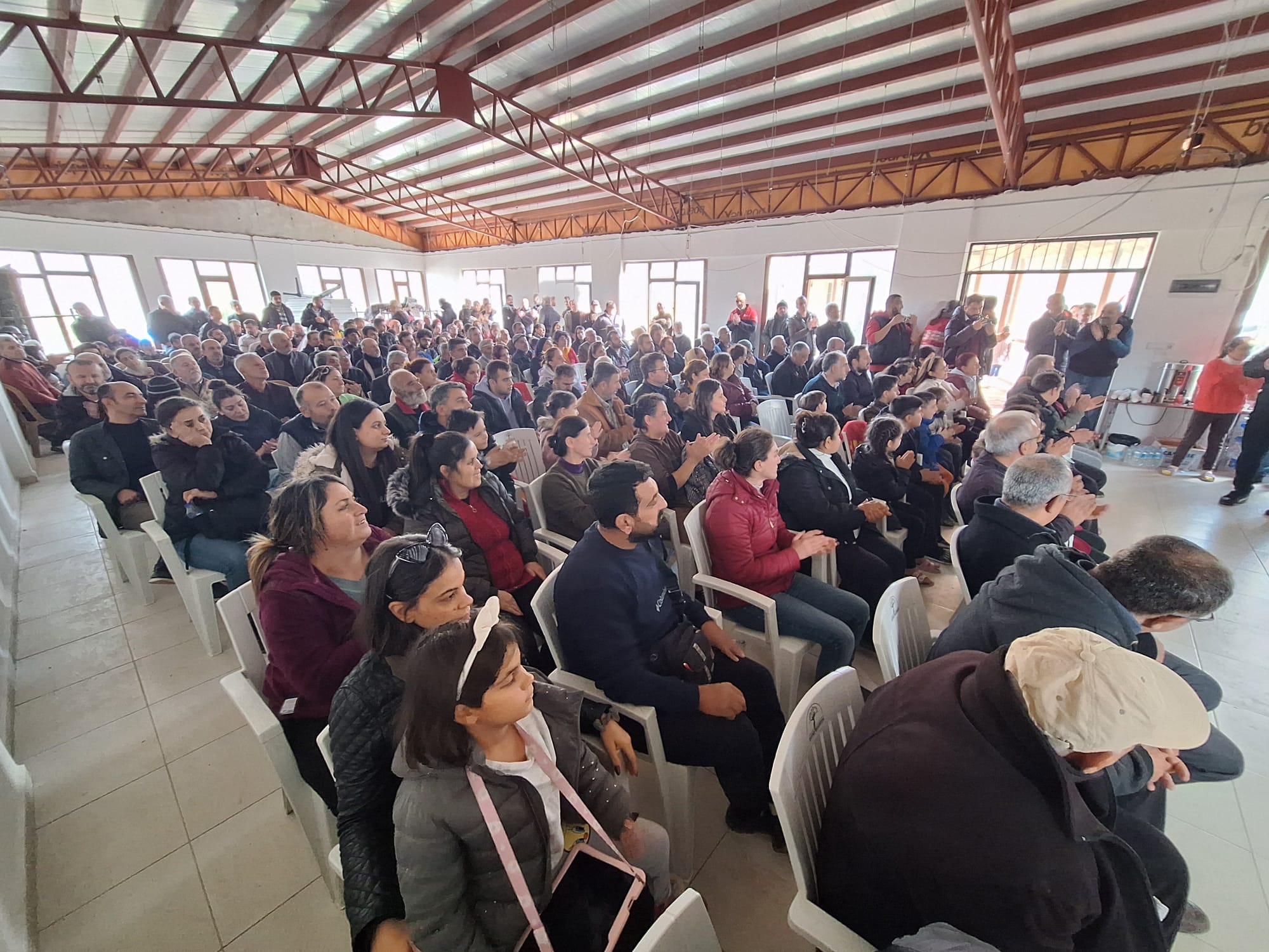 Yaklaşan 31 Mart yerel seçimlerine sayılı günler kala, Defne ilçesinde Türkiye Komünist Partisi (TKP) Belediye Başkan adayı olarak gösterilen Hizam Hasırcı, mahalle halkıyla bir araya geldi. 