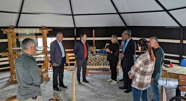 Hatay'ın Defne ilçesinde, depremlerde ağır hasar gören Koza Evi, bir iş insanı tarafından bağışlanan 150 metrekarelik kıl çadır sayesinde yeniden üretime başladı.