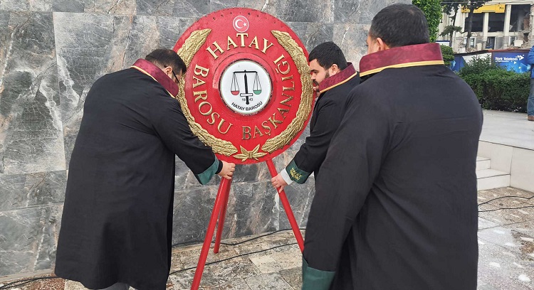 Hatay Barosu, kuruluşunun 80'inci yıl dönümünü kutladı. Baro Başkanı Erhan Nizamoğlu, Atatürk Anıtı'na çelenk sunarak, baronun Hatay'da yaşayan her bir yurttaşın hukuk güvencesi olduğunu söyledi.