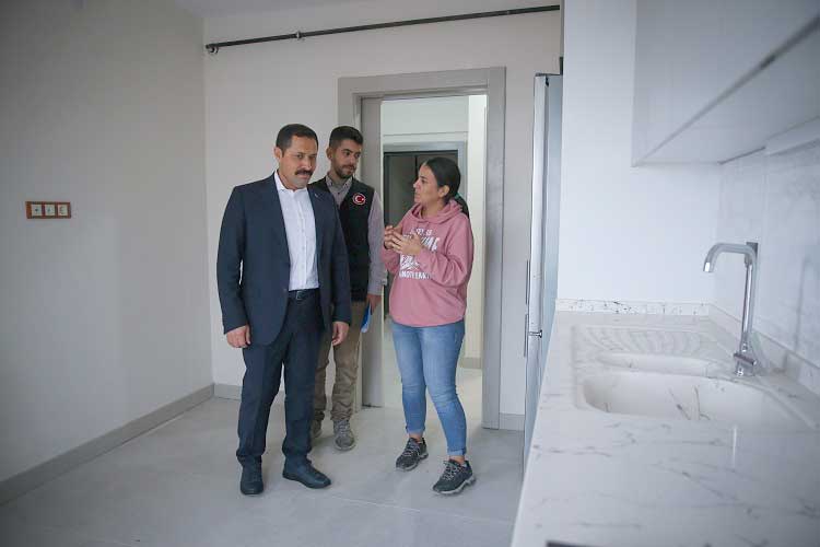 Hatay Valisi Mustafa Masatlı, İskenderun'da temeli atılan 3 bin 986 deprem konutunda çalışmaların sürdüğünü belirtti.