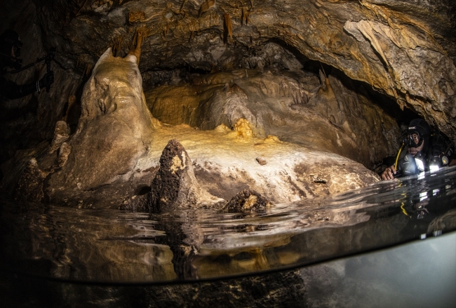 Hatay'ın Yayladağı ilçesinde 2017 yılında keşfedilen su altı mağarası, dalış tutkunları için yeni bir cazibe merkezi haline geldi.
