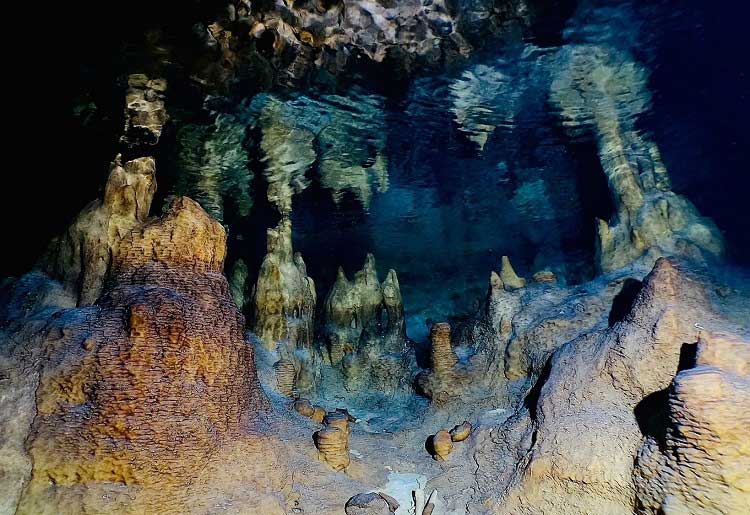 Hatay'ın Yayladağı ilçesinde 2017 yılında keşfedilen su altı mağarası, dalış tutkunları için yeni bir cazibe merkezi haline geldi.