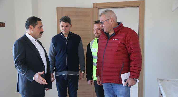 Hatay Valisi Mustafa Masatlı, Arsuz ilçesinde yapımı devam eden köy tipi afet konutlarını inceledi. 