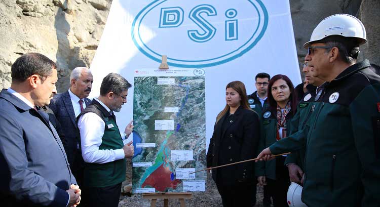 Tarım ve Orman Bakanı İbrahim Yumaklı, Hatay'ın Kırıkhan ilçesinde yapımı devam eden Karasu Regülatörü ve Derivasyon Kanalı inşaatında incelemelerde bulundu. 