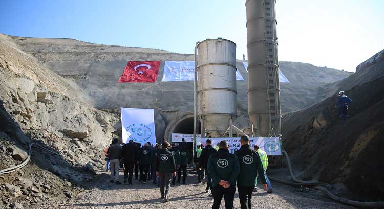 Tarım ve Orman Bakanı İbrahim Yumaklı, Hatay'ın Kırıkhan ilçesinde yapımı devam eden Karasu Regülatörü ve Derivasyon Kanalı inşaatında incelemelerde bulundu. 