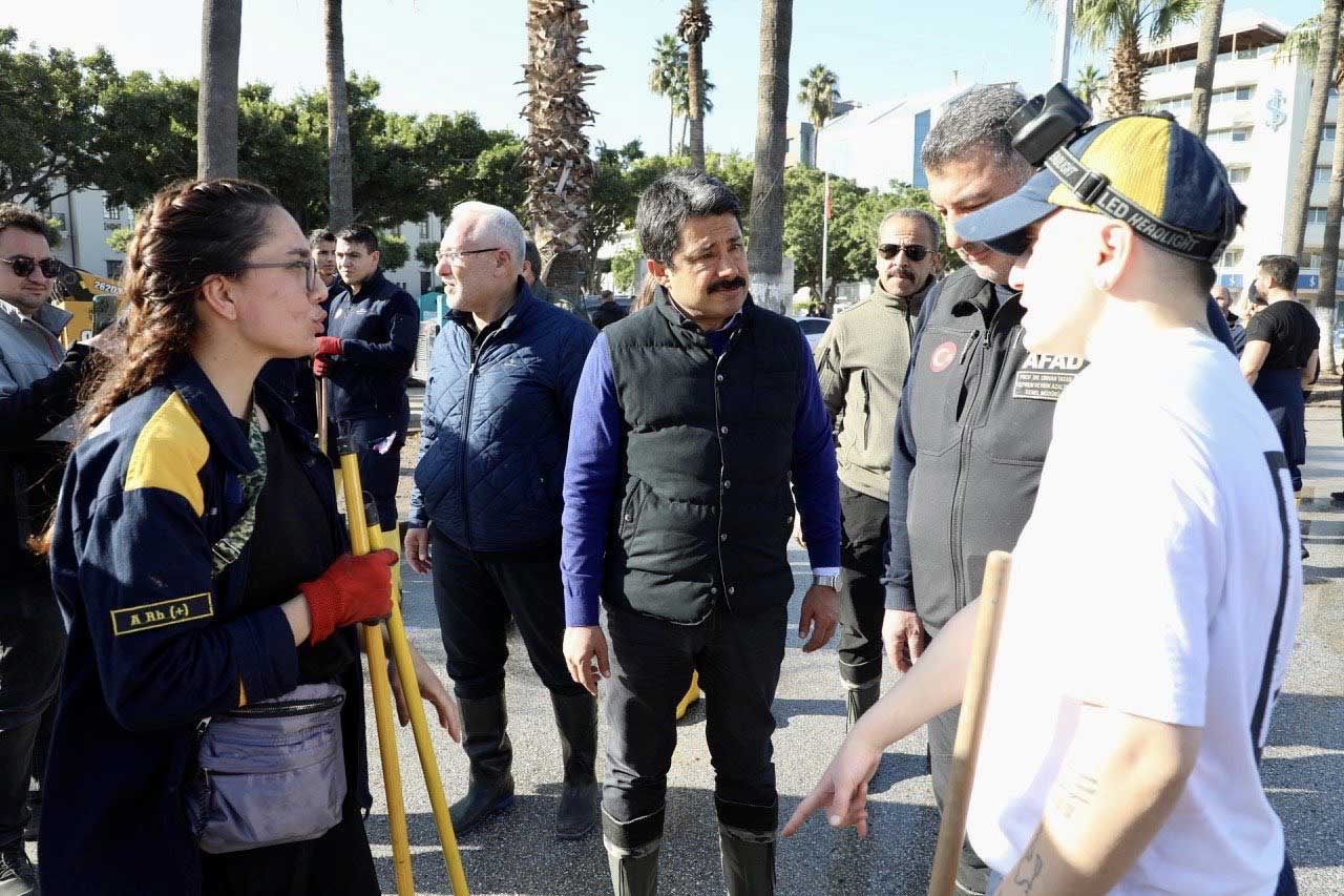 İskenderun Kaymakamı Murat Sefa Demiryürek, 26 Kasım'da meydana gelen deniz taşkını ve beraberinde getirdiği zararlar karşısında sergilediği etkileyici liderlikle öne çıkıyor. 