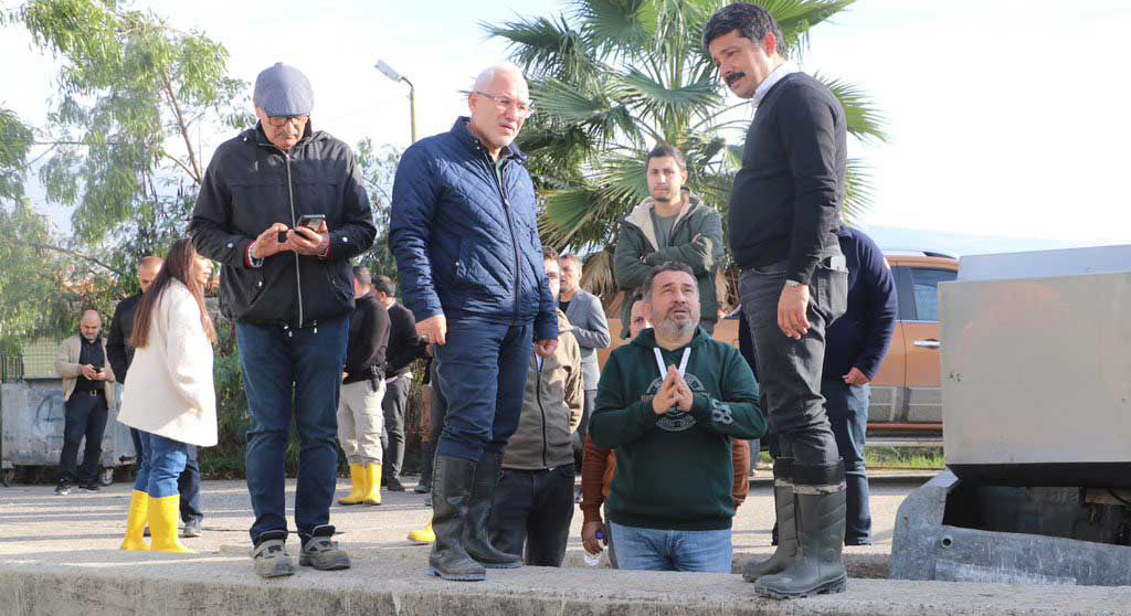 İskenderun Kaymakamı Murat Sefa Demiryürek, 26 Kasım'da meydana gelen deniz taşkını ve beraberinde getirdiği zararlar karşısında sergilediği etkileyici liderlikle öne çıkıyor. 