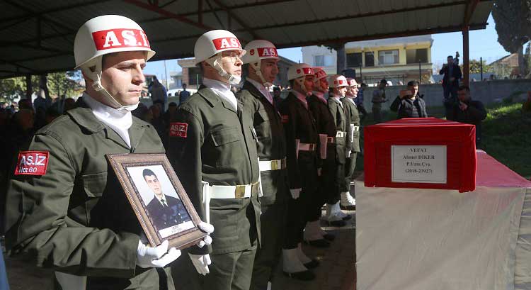 Piyade Uzman Çavuş Ahmet Diker, geçici görevle gittiği Suriye'de geçirdiği kalp krizi sonucu hayatını kaybetti. Diker'in cenazesi, memleketi Hatay'ın Altınözü ilçesinde toprağa verildi.